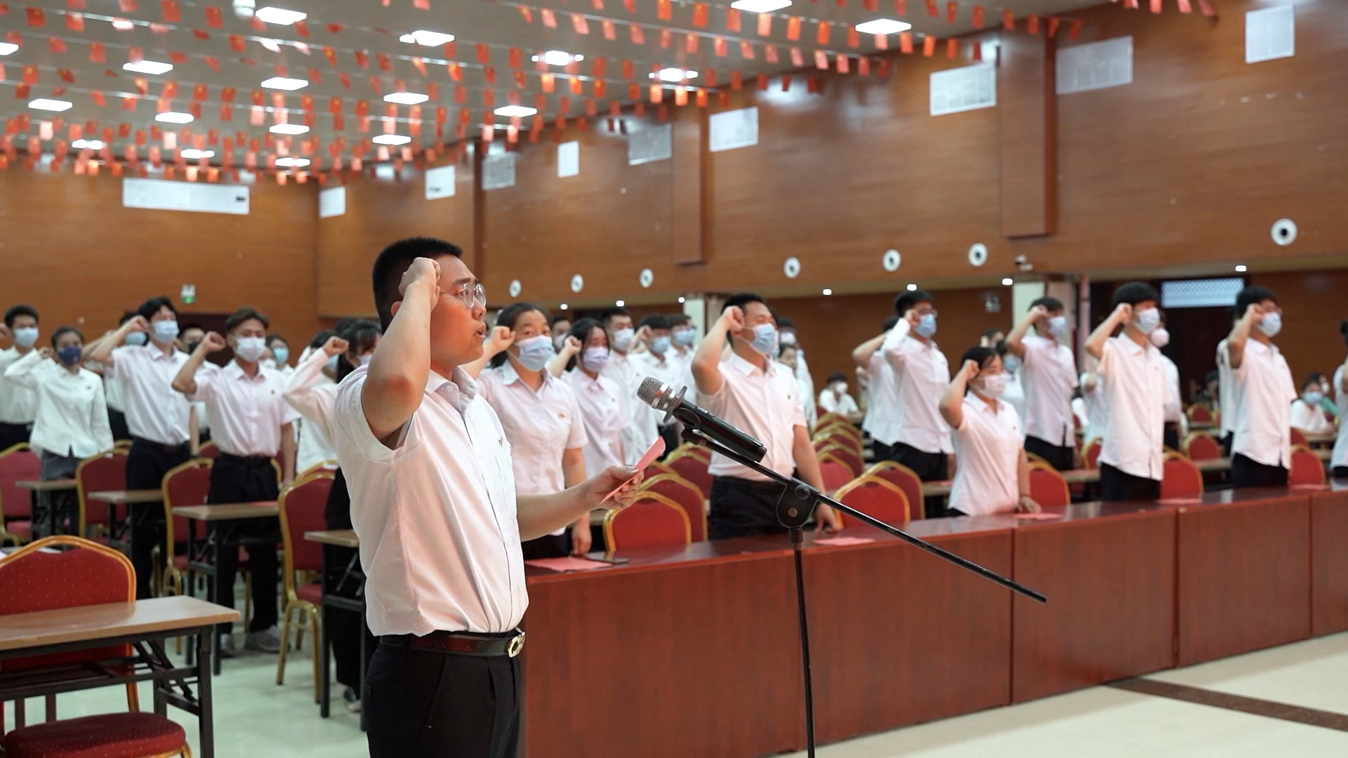 best365中国官方网站主校区党总支举行2022年预备党员入党宣誓仪式。