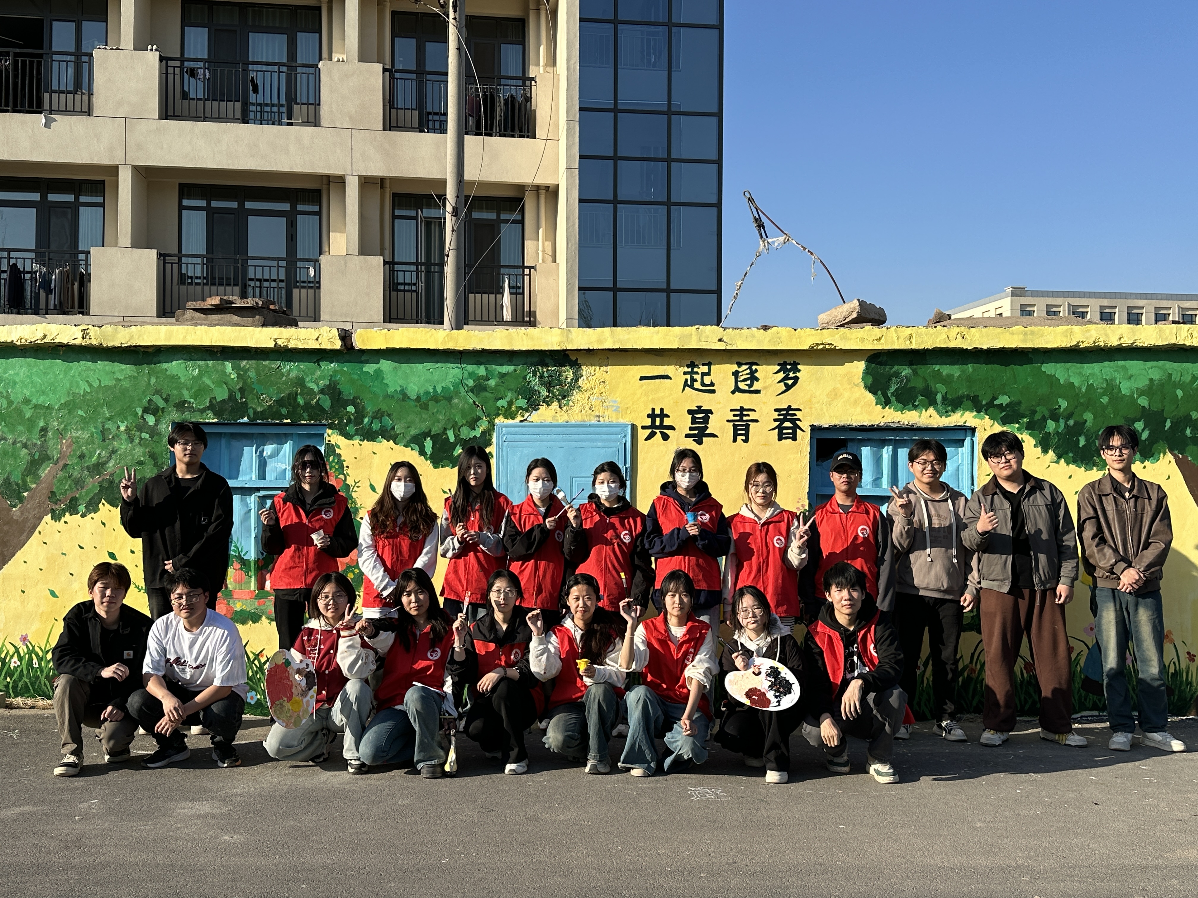 涂鸦焕新校园旧墙，绘就青春亮丽风景线