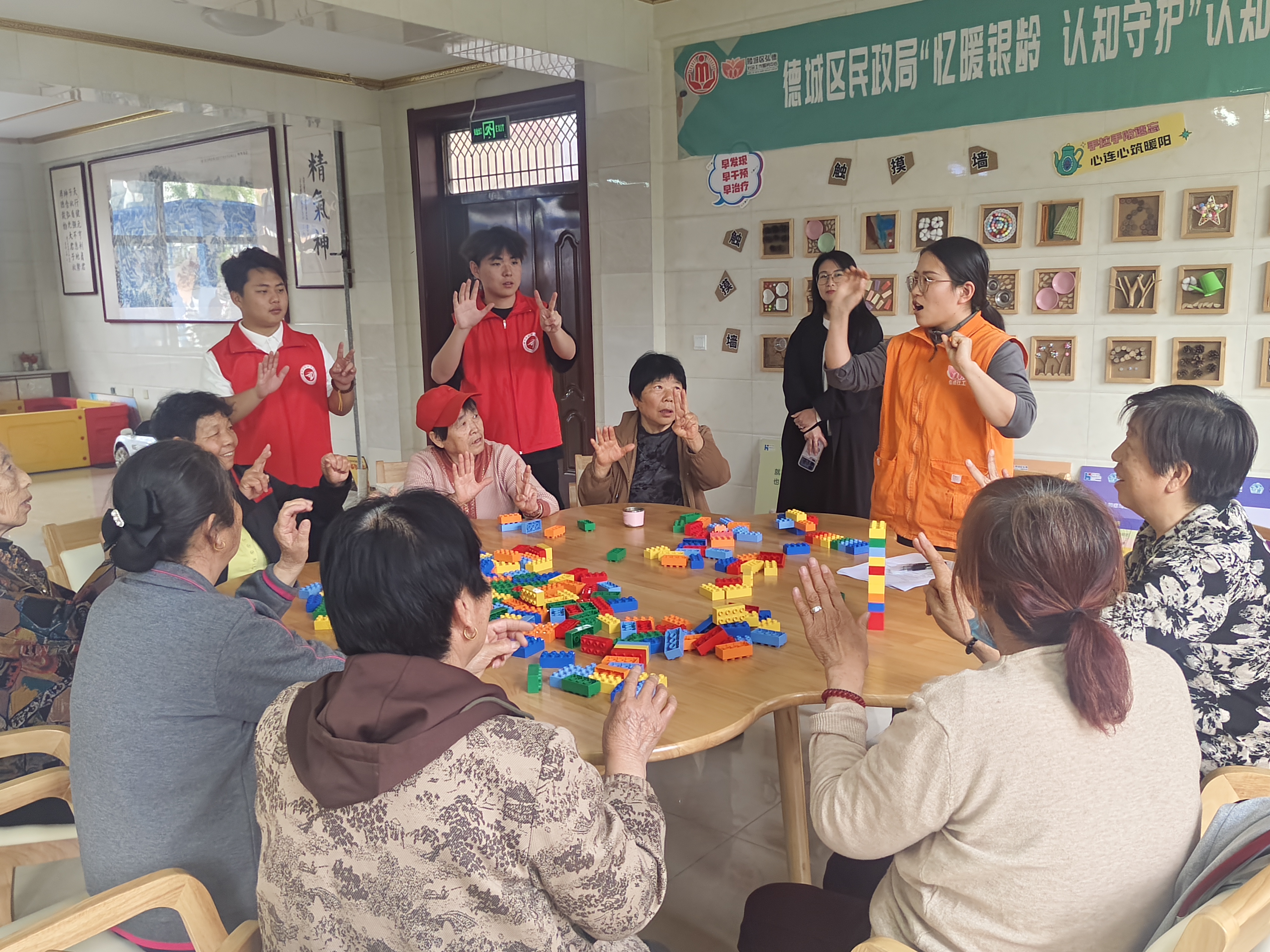 信息工程学院三叶草志愿者服务队赴新园社区开展助老活动