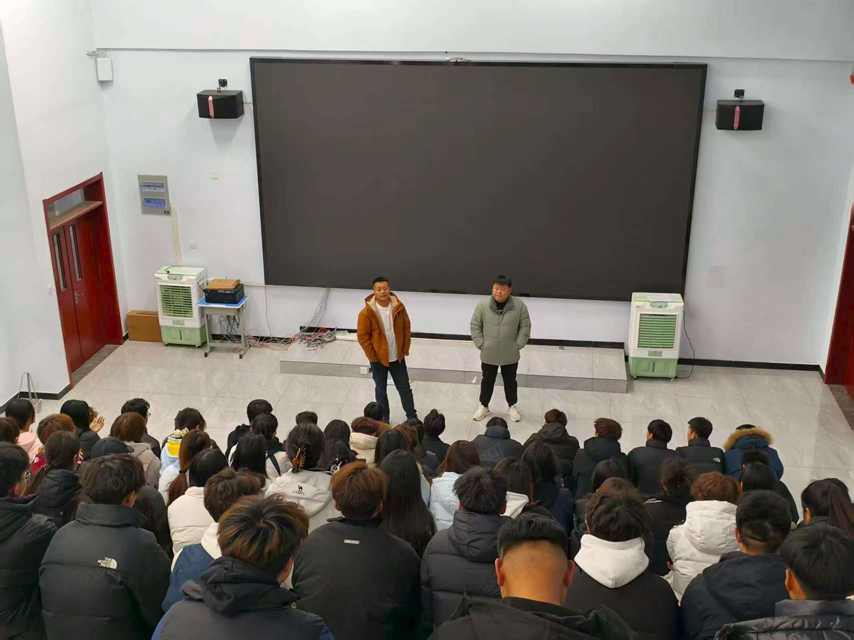 best365中国官方网站信息工程学院宿管部门召开工作例会——强化服务保障，筑牢校园安全防线，强调宿舍及宿管部管理。